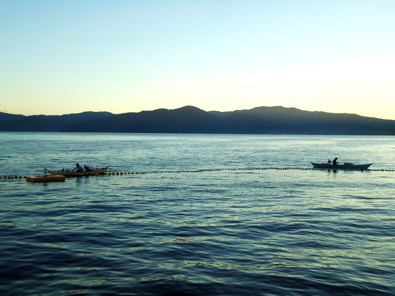 Aktivitas nelayan dalam perahunya di perairan TIdore, Kabupaten Kepulauan Sangihe. Foto : Themmy Doaly 