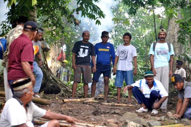 Warga berkumpul usai upayaca Panca Yoga. Foto: M Rahmat Ulhaz