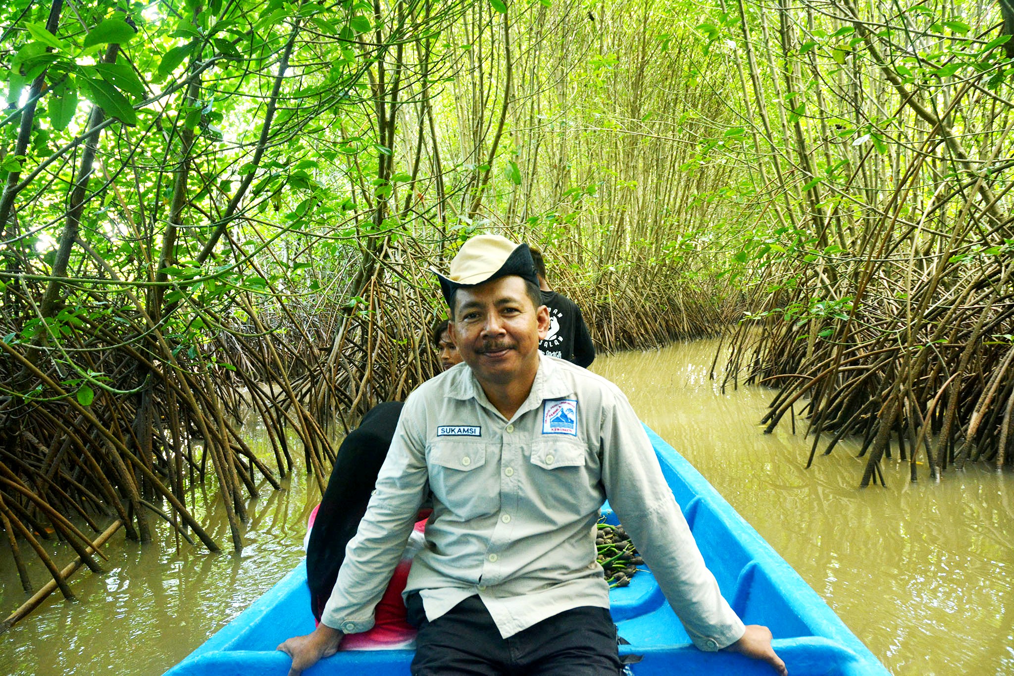 sukamsi berkeliling di kawasan hutan mangrove yang ditanam sejak beberapa tahun lalu di pesisir Pantai Ayah dan pantai Logending, Kebumen, Jateng. Foto : L Darmawan