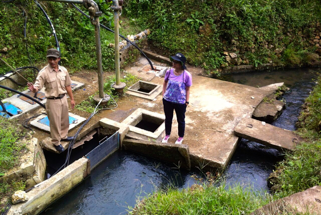 Menuju instalasi panel surya. Foto: Nuswantoro