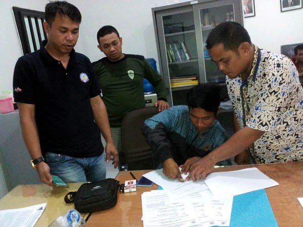 Asman yang diminta menandatangani surat pernyataan tidak mengulangi lagi perbuatannya menjual satwa liar dilindungi. Foto: BKSDA Kalbar