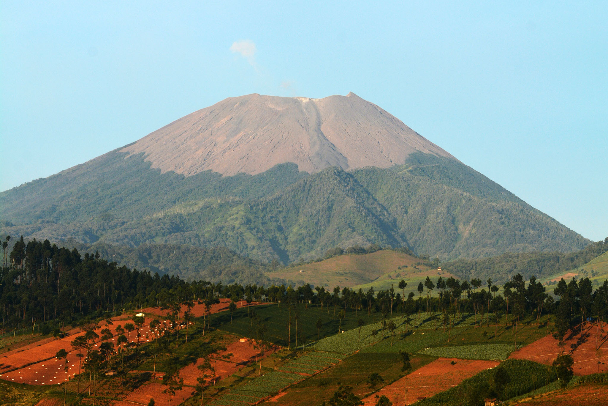 Gunung Slamet terlihat dari wilayah Brebes beberapa waktu lalu. Gunung Slamet memiliki potensi panas bumi yang kini akan dikembangkan. Foto : L Darmawan