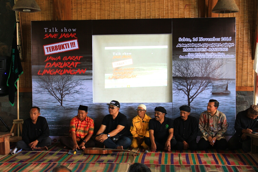Musisi Doel Sumbang (tengah), Sekertaris Daerah Iwa Kurniwa (terakhir kiri) dan beberapa tokoh lingkungan jawa barat, berdiskusi bersama dengan tema save Jabar "Terbukti Jawa Barat Darurat Lingkungan", di Jalan Pasir Impun Atas, Kecamatan Cimenyan, Kabupaten Bandung,Sabtu, (26/11/2016). Dalam diskusi tersebut juga dihari Staf Ahli Kementiran Kelautan dan Perikanan Aryo Nugroho,Kepala Badan Pengelolaan Lingkungan Hidup Daerah (BPLHD) Jabar Anang Sudarna, Bupati Kabupaten Tasikmalaya Uu Ruzhanul Ulum, Ketua Dewan Pemerhati Kehutanan dan Lingkungan Tatar Sunda (DPKLTS) Sobirin Supardiono, serta Tokoh Pemerhati Lingkungan Jabar Mubiar Purwasasmita. Foto : Donny Iqbal