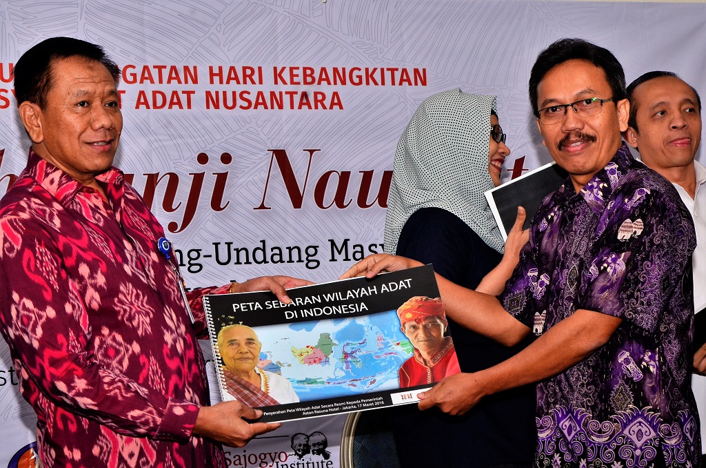 Pada Maret 2016, pada acara Hari Kebangkitan Masyarakat Adat Nusantara (HKMN), BRWA bersama AMAN dan JKPP menyerahkan informasi wilayah adat kepada pemerintah melalui Kementerian Dalam Negeri, Kementerian Agraria dan Tata Ruang/Badan Pertanahan Nasional, Kementerian Lingkungan Hidup dan Kehutanan, dan Badan Restorasi Gambut. Foto: Wahyu Chandra.
