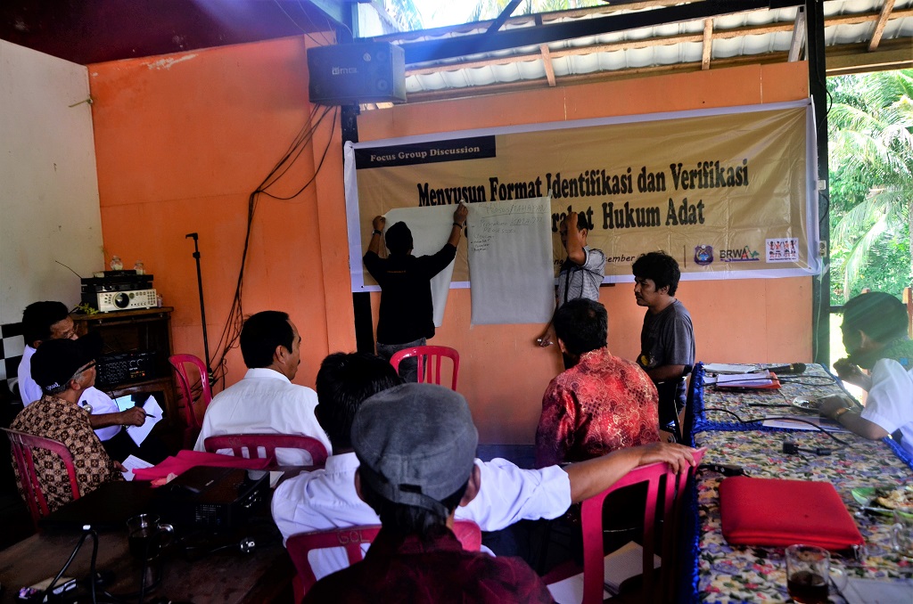 Pembentukan Panitia Masyarakat Hukum Adat melalui SK Bupati diharapkan bisa mempercepat proses pengakuan masyarakat adat di Kabupaten Enrekang, Sulawesi Selatan. BRWA memberi dukungan pendampingan kepada panitia ini untuk melaksanakan tugasnya. Foto: Wahyu Chandra