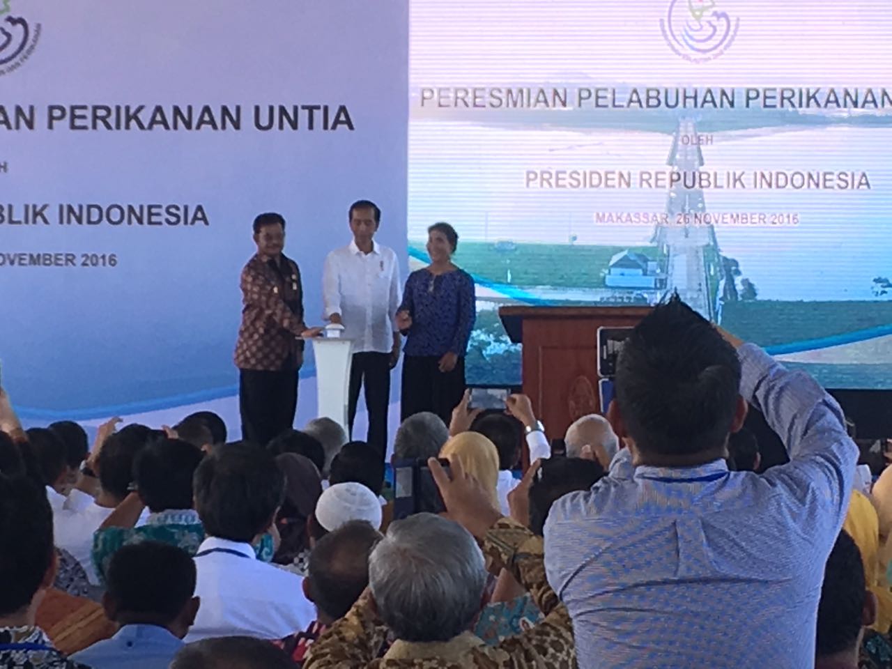 Presiden Joko Widodo disaksikan Menteri Kelautan dan Perikanan Susi Pudjiastuti (kanan) dan Gubernur Sulsel Yasin Limpo (kiri) meresmikan operasional Pelabuhan Perikanan Untia yang berlokasi di kawasan Industri Makassar (KIMAH). Foto : Humas KKP