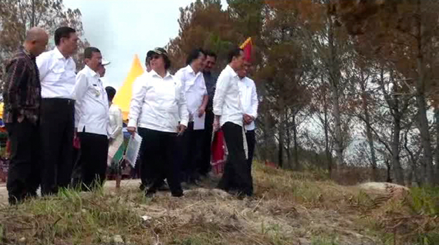 Di pinggir Danau Toba, Presiden Joko Widodo bersama jajaran usai penanaman pohon. Foto: Ayat S Karokaro
