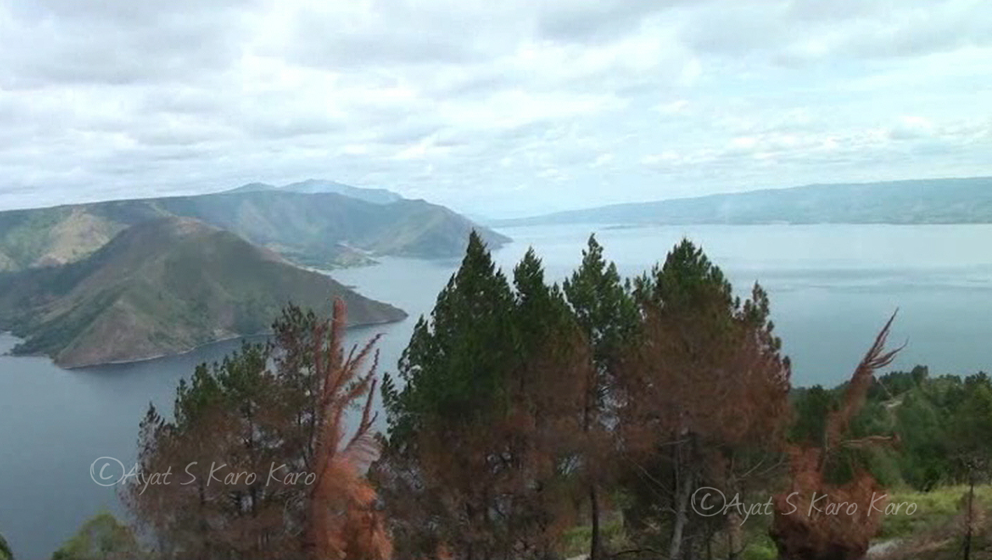 Danau Toba, begitu indah tanpa kerambah dengan hutan lebat. Foto: Ayat S Karokaro
