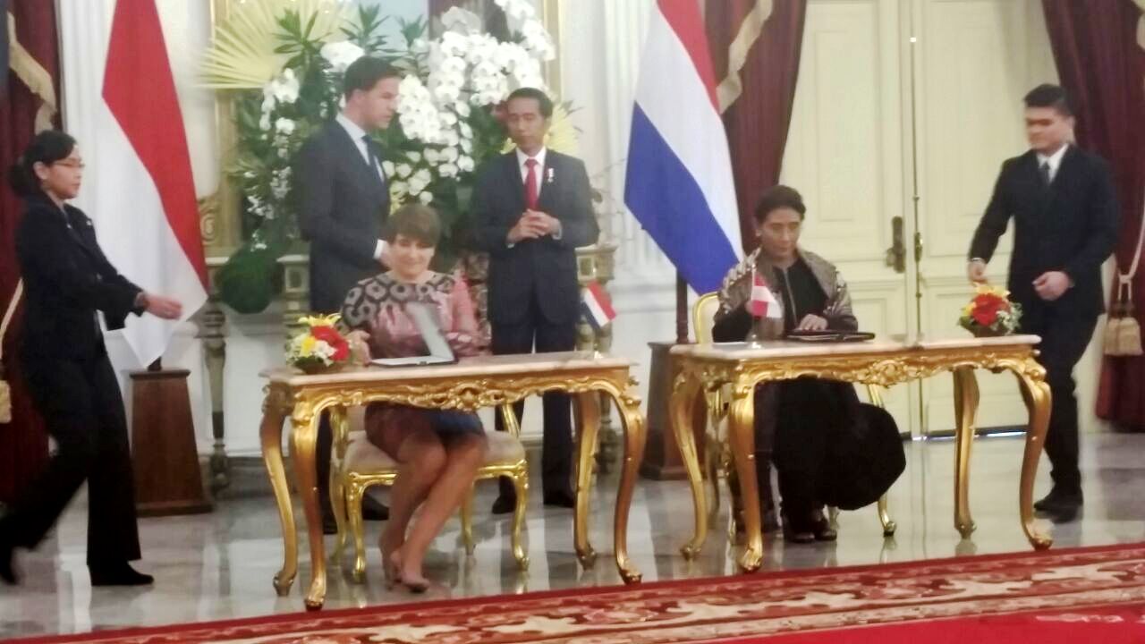 Menteri Infrastruktur dan Lingkungan Hidup Kerajaan Belanda Melanie Schultz van Haegen dengan Menteri Kelautan dan Perikanan Susi Pudjiastuti disaksikan Presiden RI Joko Widodo dan Perdana Menteri (PM) Mark Rutte, di Istana Merdeka, Jakarta, menandatangani nota kesepahaman untuk melaksanakan revitalisasi Pantai Utara Jawa di Pulau Jawa. Foto : Humas KKP