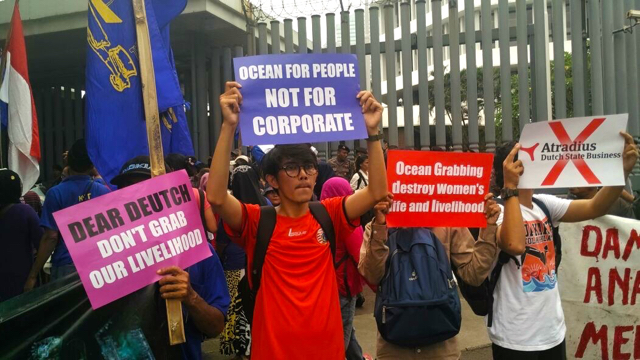 Protes reklamasi Jakarta di Kedutaan Belanda. Foto: Indra Nugraha