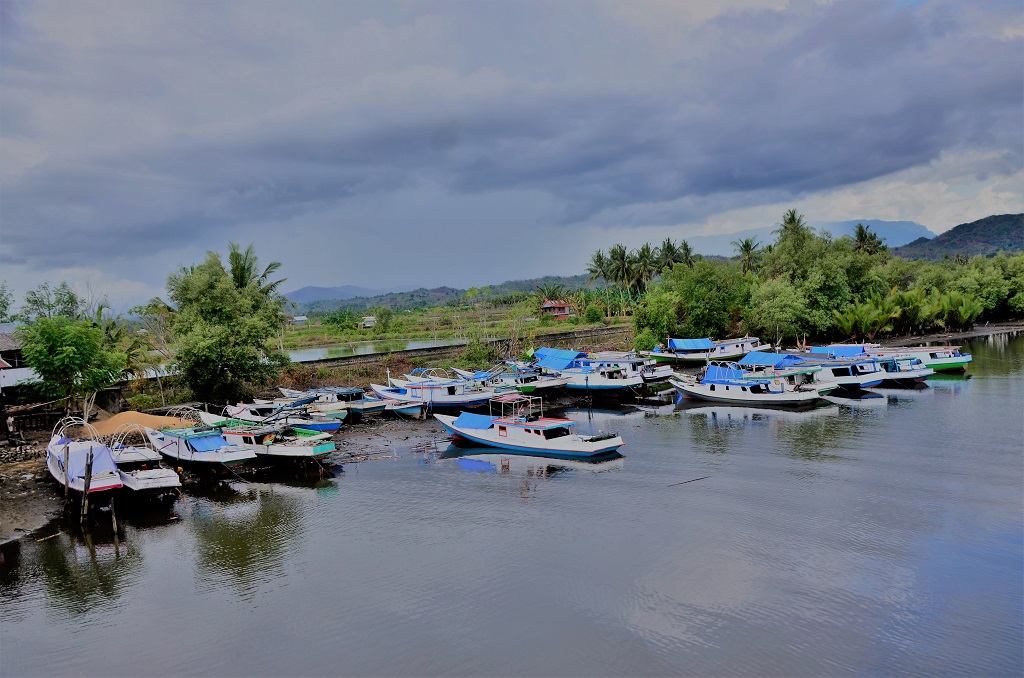 Perahu-perahu dengan alat tangkap trawl biasanya ditambatkan di dermaga tradisional tepat di bawah jembatan Pancana di Desa Pancana, Kecamatan Tanete Rilau, Kabupaten Barru, Sulawesi Selatan. Meski telah sering ada penangkapan pelaku dan penyitaan kapal aktivitas perahu trawl atau mattarik masih terus berlangsung. Foto: Wahyu Chandra