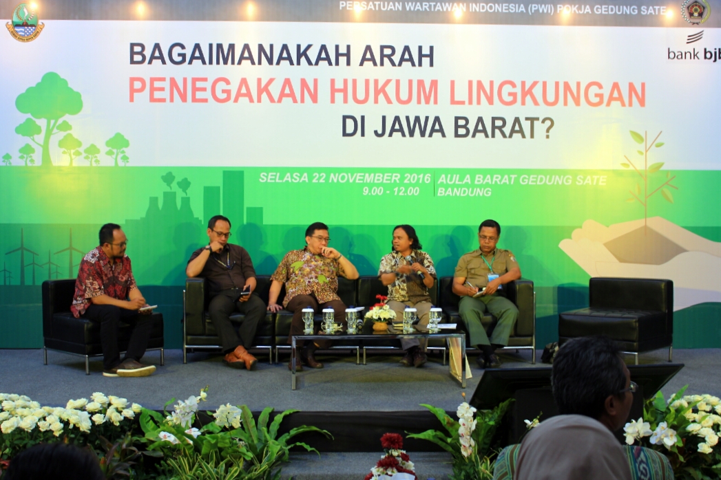 Direktur Utama Wahana Lingkungan Hidup (Walhi) Jawa Barat menjelaskan tentang persoalan lingkungan pada Seminar bertema "Bagaimana Arah Penegakan Hukum Lingkungan di Jawa Barat", di Aula Barat Gedung Sate, Jalan Diponegoro, Kota Bandung, Selasa (22/11/2016). Di acara seminar tersebut di bahas mengenai permasalahan yang terjadi di Jawa Barat guna mencari upaya - upaya untuk mengatasi persoalan kehidupan tersebut. Foto : Dony Iqbal