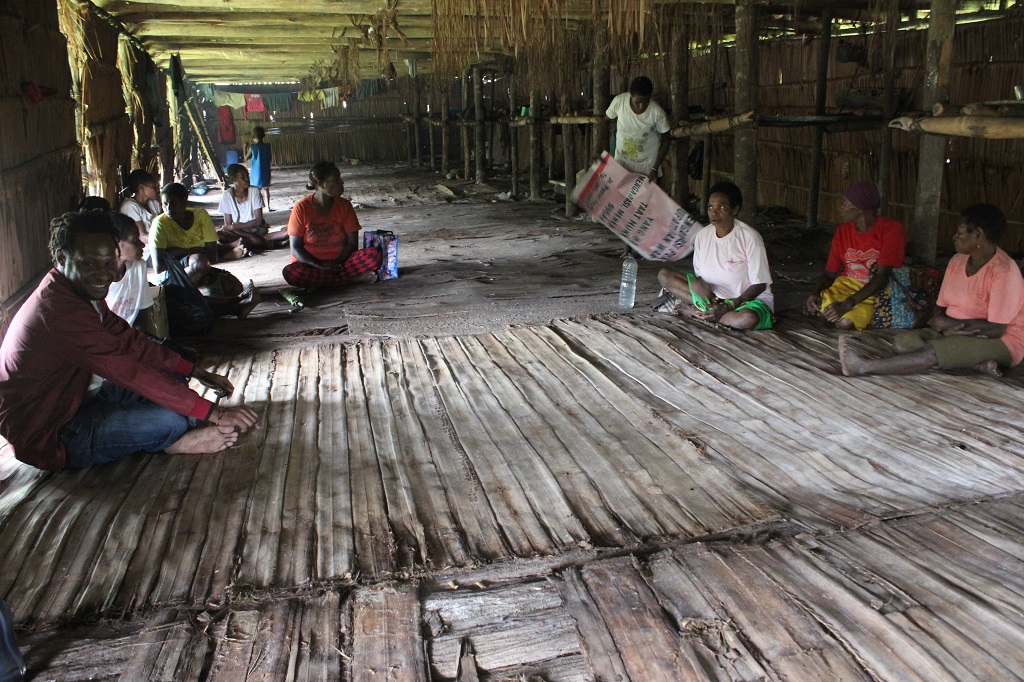 Bagian dalam jew di Kampung Yepem, selain sebagai tempat ritual adat dan musyawarah, jew juga digunakan sebagai tempat mengukir. Foto: Regis/ Lestari Usaid