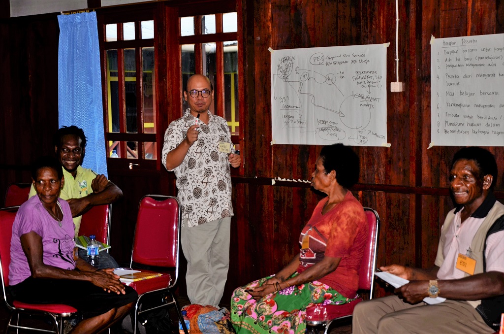Diskusi terkait skema pengelolaan hutan yang dianggap sesuai dengan karakter dan potensi masyarakat adat, baik itu melalui skema perhutanan sosial, hutan adat, kemitraan dan hutan kampung. Foto: Wahyu Chandra.