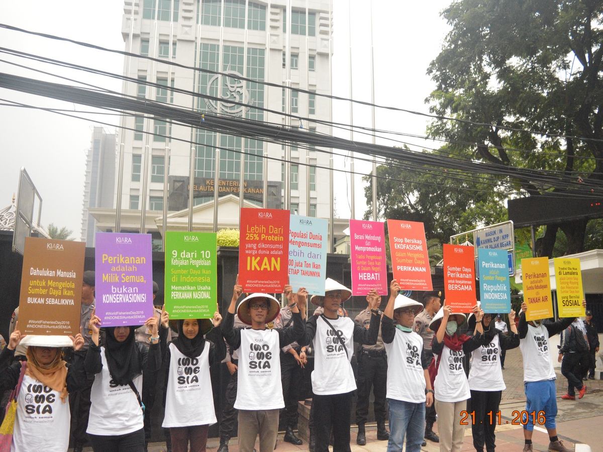 Kiara melakukan aksi di depan Kantor KKP dan gedung Istana Negara dalam rangka Hari Perikanan Internasional. Aksi tersebut mengingatkan agar warga dan Negara untuk hadir menjaga sumber daya laut secara baik. Foto : Kiara 