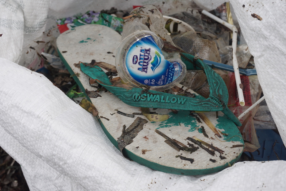 Contoh sampah plastik di Pantai Mertasari Bali. Foto : Anton Muhajir