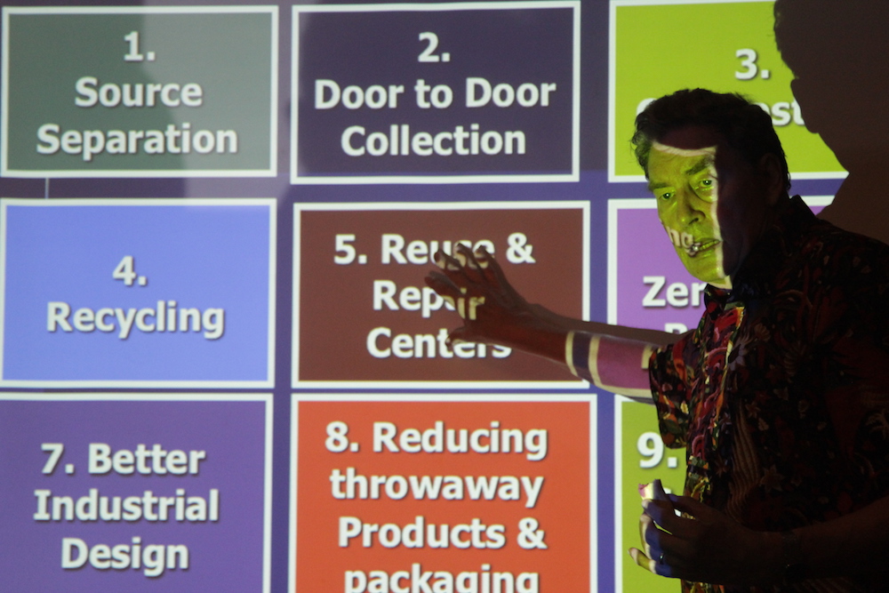 Paul Connett ketika menjelaskan 10 langkah menuju nol sampah dalam satu acara di Bali. Foto : Anton Muhajir