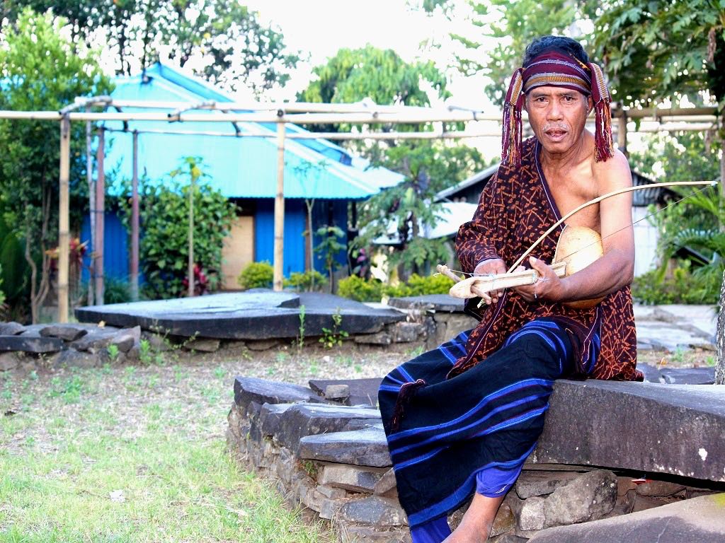 Pemain alat musik sato di sanggar Mutulo’o, Desa Waturaka, Ende. Sato merupakan alat gesek yang bahannya terbuat dari labu hutan. Foto: Ebed de Rosary