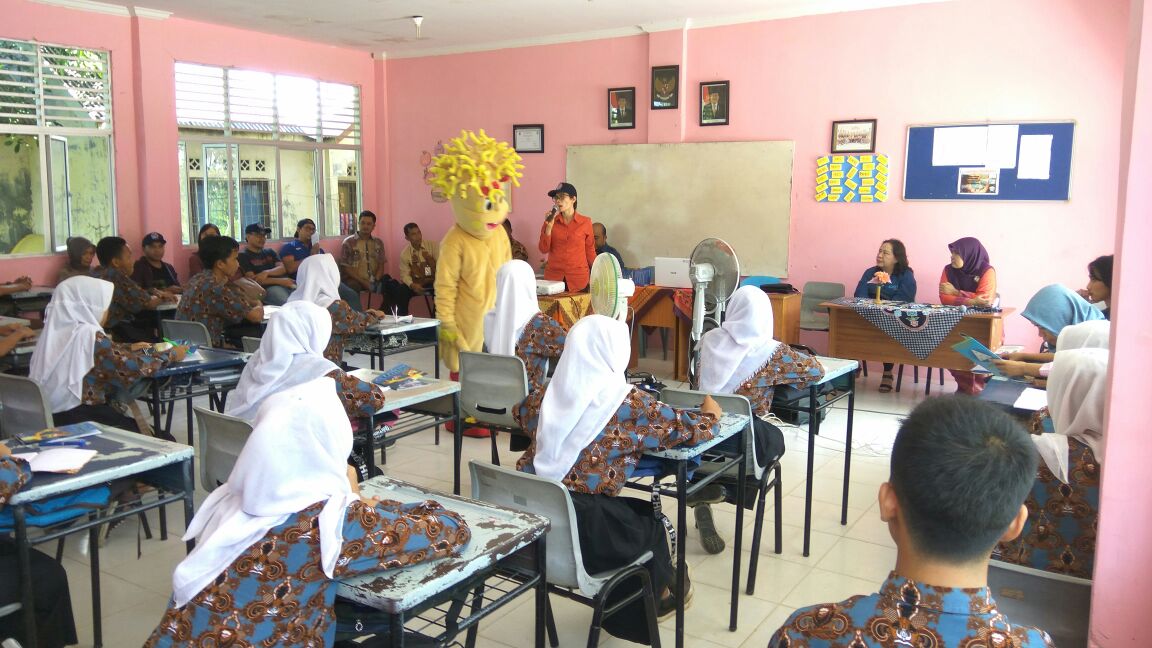 Para pelajar di SMAN 10 Kota Batam mendapatkan materi pengenalan terumbu karang dalam mata pelajaran Geografi. Foto : M Ambari