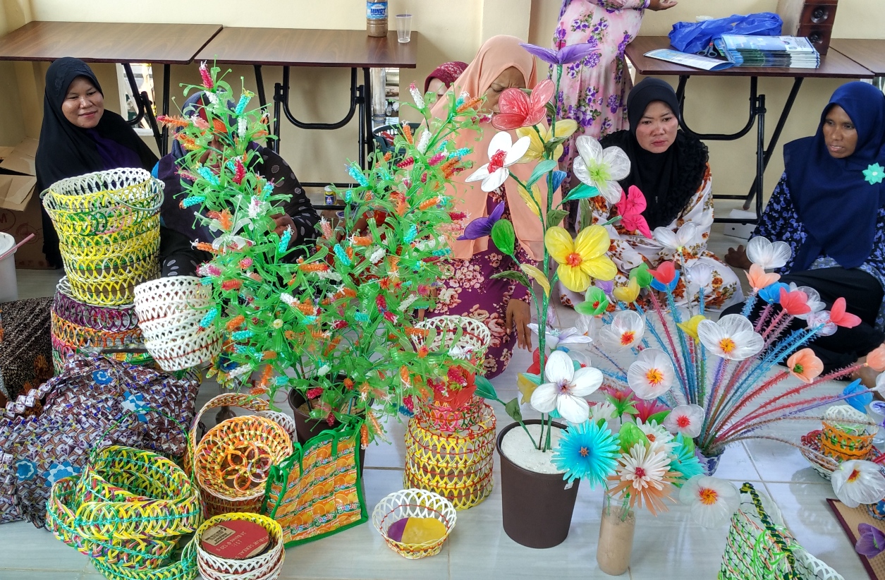 Kelompok perempuan istri nelayan di Pulau Nguan, Kelurahan Galang Baru, Kecamatan Galang, Kota Batam, yang mengolah sampah menjadi kerajinan tangan. Kegiatan ini turut mengurangi masalah sampah. Foto : M Ambari