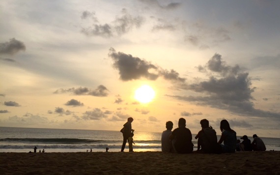 Sore hari di Pantai Pangumbaan, selain menanti pelepasan tukik ke laut juga bisa menaikmati matahari terbenam. Foto: Sapariah Saturi