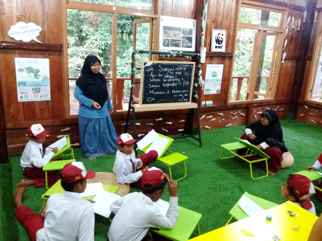 Anak-anak sedang belajar mengenai air di Laboratorium Alam di Desa Tanjung Belit, Kampar Kiri Hulu, Riau. Foto : Agustinus Wijayanto 