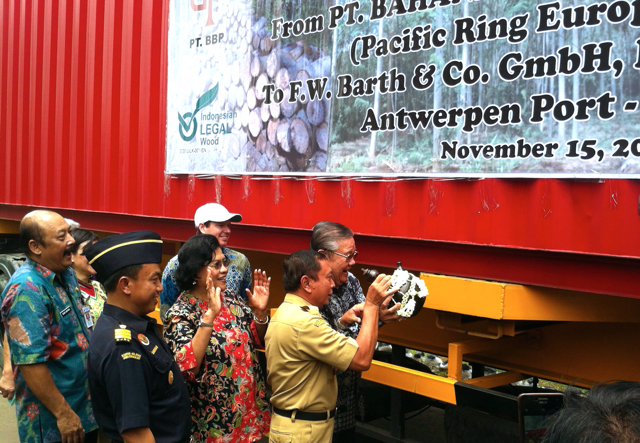 Wakil Bupati Batang, Soetadi memecahkan kendi tanda peresmian pengapalan perdana kayu olahan berlisensi FLEGT. Foto: Nuswantoro