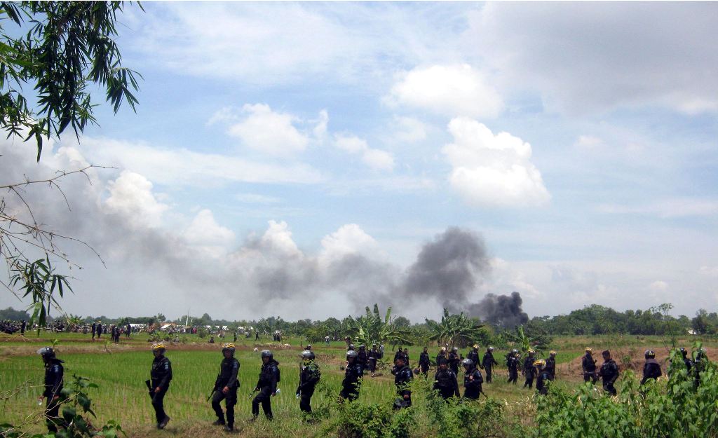 Ratusan polisi dikerahkan untuk mengamankan pembebasan lahan terkait rencana pembangunana Bandara Internasional Jawa Barat (BIBJ) di Desa Sukamulya, Kecamatan Kertajati Kabupaten Majalengka, Kamis (17/11/2016). Dalam rencana pembebasan tersebut terjadi bentrok antara polisi dengan petani. foto : Jaja