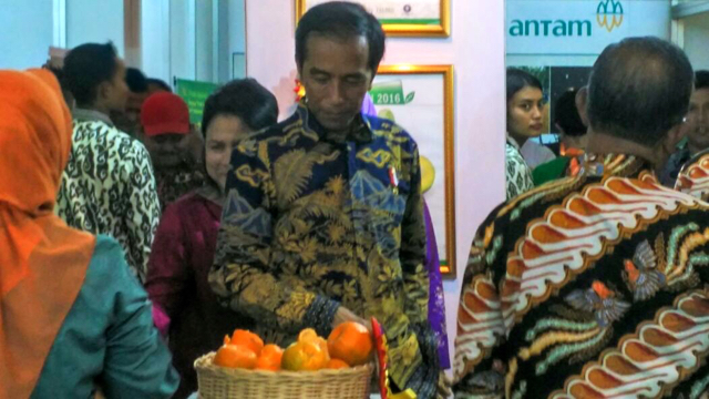 Presiden Joko Widodo, kala keliling melihat Fruit Indonesa 2016 di JCC, Kamis (17/11/16). Foto: Indra Nugraha