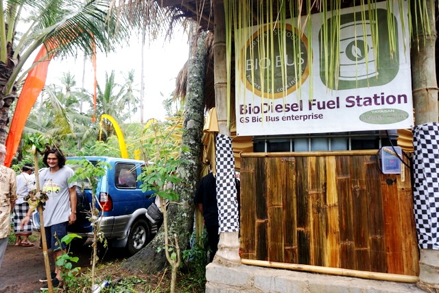 Penampakan tangki biodiesel di Green School yang diharapkan menjadi kampanye energi terbarukan. Foto Luh De Suriyani.