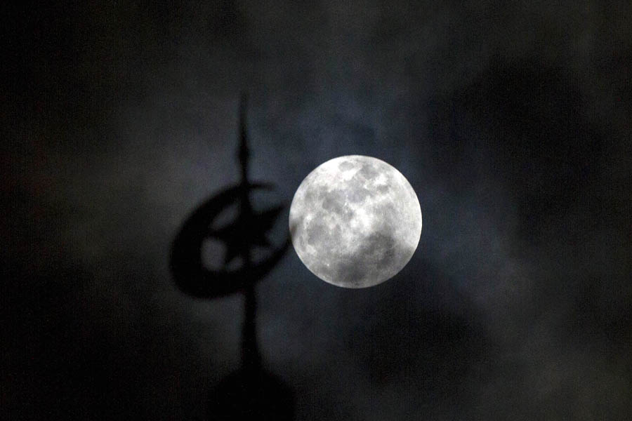 Uxlayotgan qizni orgazm oyiniga olib keling