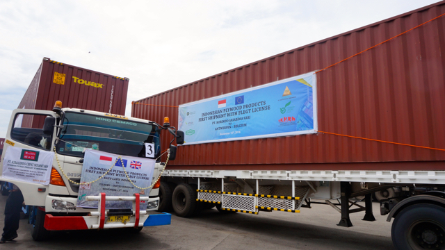 Kontainer-kontainer produk kayu yang siap dikapalkan perdana menggunakan lisensi FLEGT. Foto: Lusia Arumingtyas 