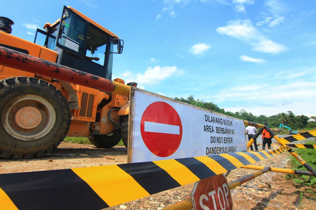  Alat berat dikerahkan untuk mengantisipasi limpasan sungai yang mengikis tanah jembatan, di Desa Rajamandala Kulon, Kecamatan Cipatat, Kabupaten Bandung Barat, Sabtu (12/11/2016).Foto : Dony Iqbal