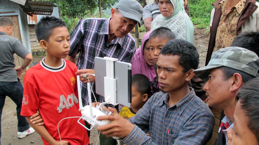 Operator tengah mengontrol pergerakan drone untuk mencari keberadaan gajah liar. Foto: Chik Rini 