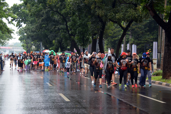 Kesadaran kita untuk melindungi kehidupan orangutan harus ditingkatkan. Terlihat sejumlah masyarakat ikut berpartisipasi di acara #Funwalk #CaringforOrangutans di Jakarta, Minggu (13/11/2016)