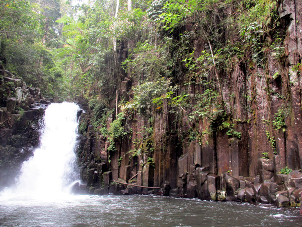 Batu seperti tiang yang tersusun menyerupai anak tangga di sebelah kiri dan kanan Air Terjun Batu Betiang ini. Foto: Dedek Hendry 