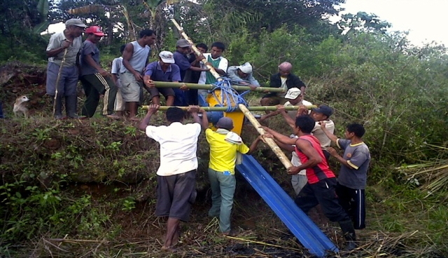 Warga bersama-sama membangun PLTMH Wae Rina, guna pemenuhan energi listrik mereka. Foto: dari presentasi Romo Marselus Hasan