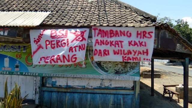 Spanduk penolakan yang ada di sekitar wilayah pertambangan. Foto: BaFFEL