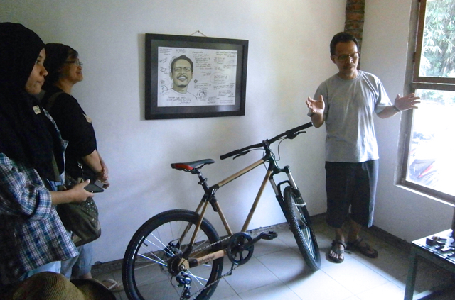 Singgih Susilo Kartono dan sepeda bambunya. Foto: Nuswantoro