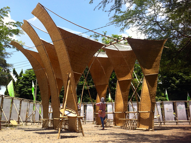 Rote of Passage, shelter dari batang bambu yang dilengkungkan. Foto: Nuswantoro