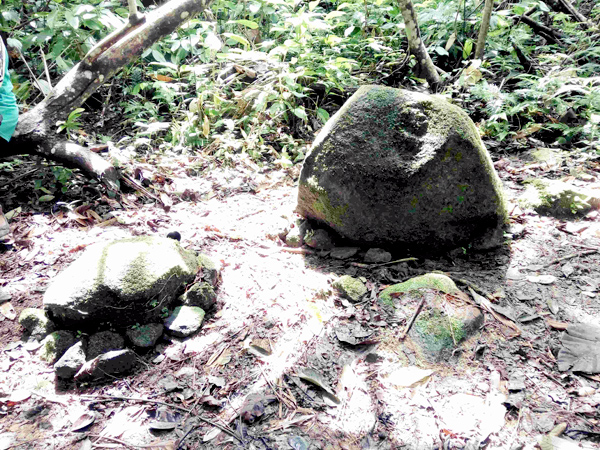 Salah satu kuburan keramat di puncak Gunung Benteng yang dipercaya sebagai asal muasal orang Togian. Foto: Christopel Paino