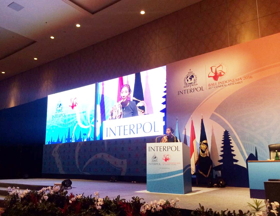 Menteri Kelautan dan Perikanan Susi Pudjiastuti menjelaskan tentang kebijakan penanganan IUU Fishing pemerintah Indonesia dalam Sidang Umum Interpol ke-85 yang berlangsung di Bali, Rabu (9/11/2016). Foto : Humas KKP
