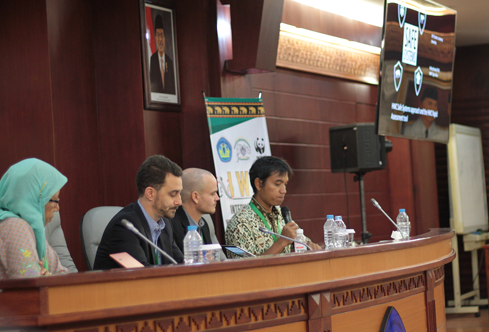 Para pembicara kunci dalam International Widlife Symposium di Lampung, pertengahan Oktober 2016, yaitu dari kiri ke kanan Dr. Siti Nur Hidayati (Middle Tennessee State University), Dr. Barney Long (Global Wildlife Recovery), Dr. Ashley Brooks (WWF Tiger Allive Initiative) yang dipandu oleh Dr. Sunarto (WWF Indonesia). Foto : Agustinus Wijayanto