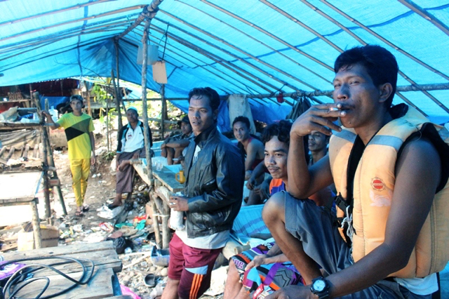 Keluarga korban dan teman-teman penambang yang ikut mencari korban tertimbun dalam lubang tambang. Foto: Elviza Diana