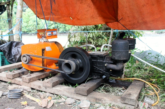 Mesin air untuk menyedot air yang memenuhi lubang tambang. Sayangnya, upaya tak berhasil dan pencarian dihentikan. Foto: Elviza Diana
