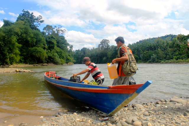 Keluarga korban dan masyarakat membantu memasok bahan makanan untuk tim pencari korban. Foto: Elviza Diana