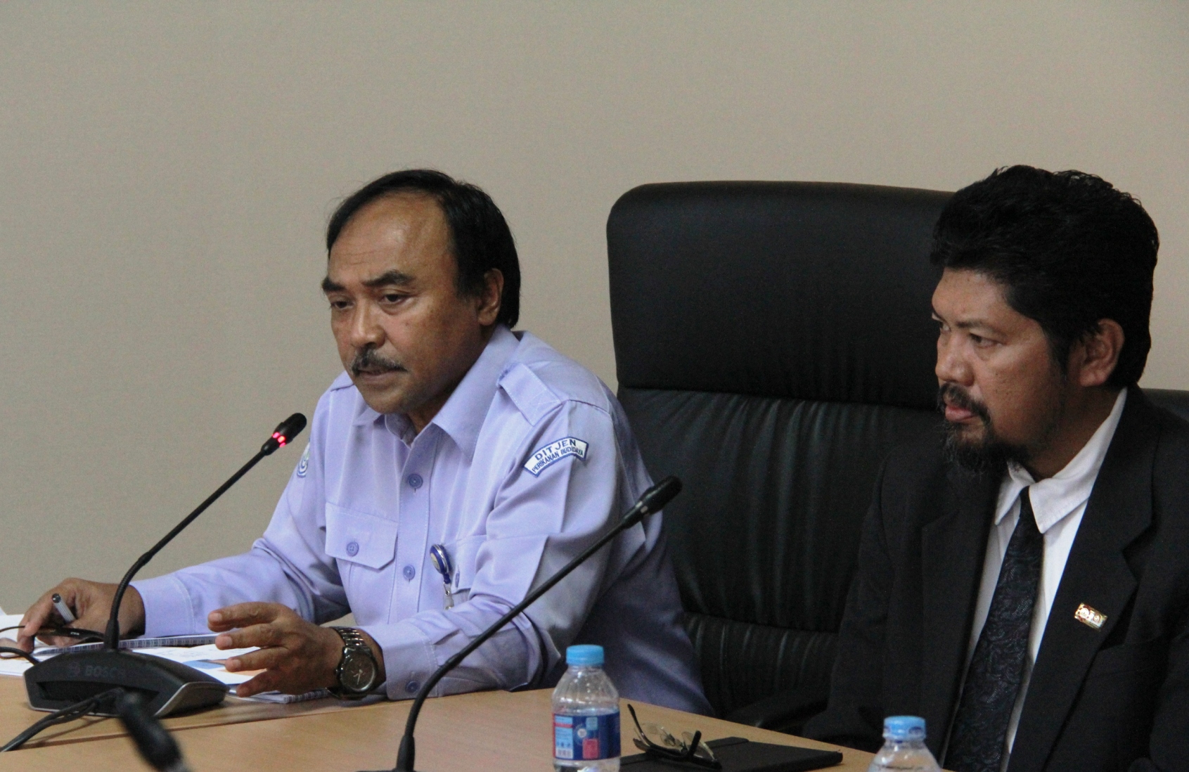 Direktur Jenderal Perikanan Budidaya Kementerian Kelautan dan Perikanan (KKP) Slamet Soebjakto (kanan) didampingi Direktur Seameo Biotrop Irdika Mansur di Jakarta, Senin (07/11/2016) menjelaskan pemerintah bakal menggenjot produksi rumput laut sebagai salah satu komoditas andalan pada 2017 dengan menggunakan teknik kultur jaringan. Foto : M Ambari