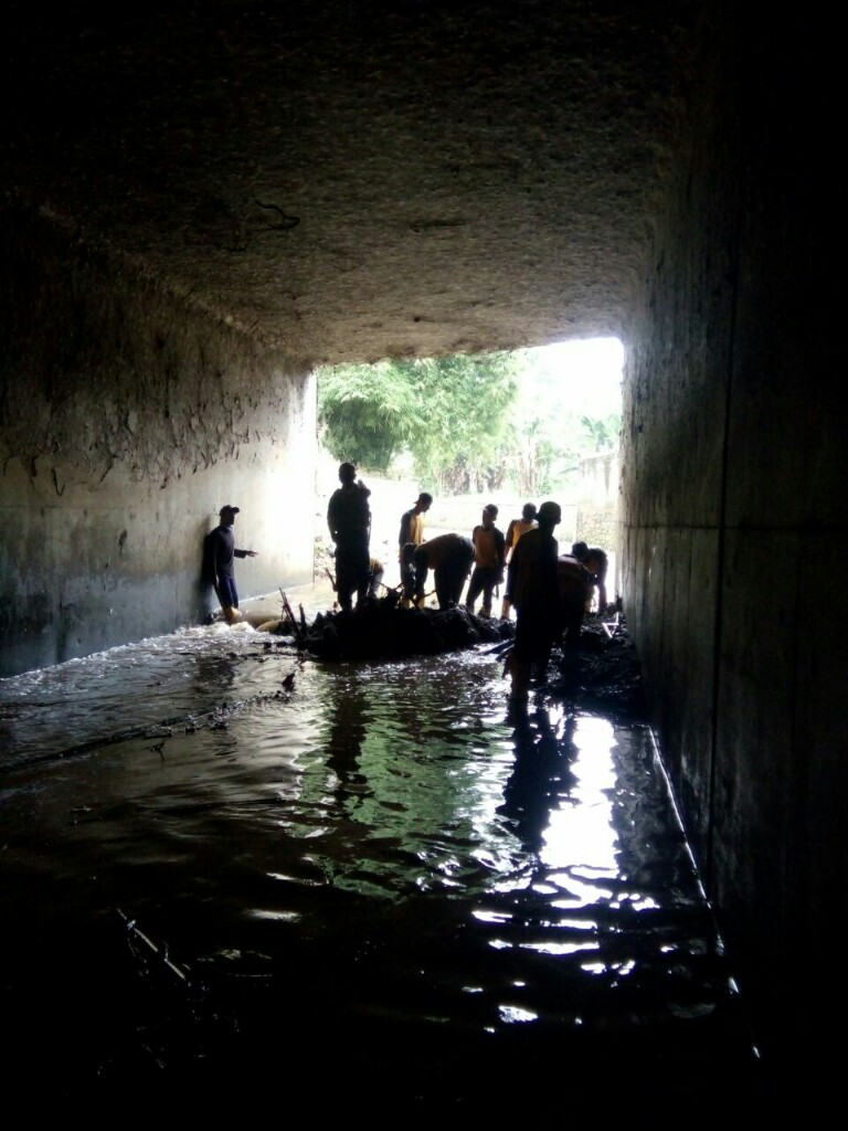Karang Taruna Mekarwangi membersihkan sampah di area gorong - gorong di Sarijadi, Sukajadi, Kota Bandung. Kawasan sungai Cibereum rutin dibersihkan untuk mengebamlikan fungsi sungai sebagai aliran air dan bukan tempat pembuangan sampah. Foto : Dian Nurdyana.