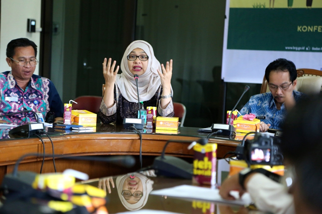 Myrna Savitri, dari BRG (tengah) kala jumpa pers soal Jambore Masyarakat Gambut. Foto: Yitno S