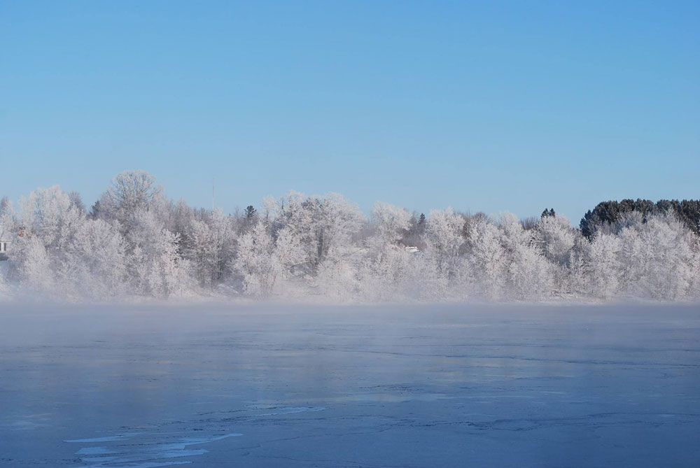Es yang menyelimuti wilayah International Falls. Foto: Rainy Lake/Facebook